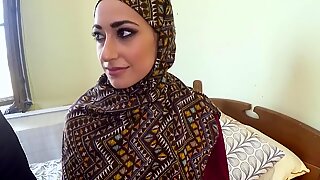 Hijab의 아빠 여자는 큰 남자와 섹스를했다