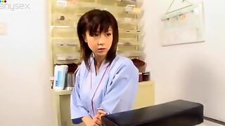 Hezké dospívající AKI Hoshino navštíví Nemocnice pro check-up