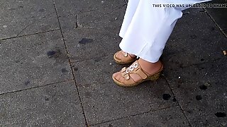 Babička nylon nohy v korkové botách