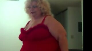 Tučné žena s pištoľou na červených podkladových prádlo