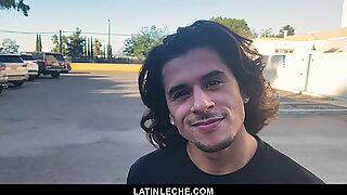 Latinleche - Söt Latino Pojke suger en uncut kuk