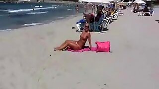 Bräunende Mutter, die ich gerne am Strand ficken würde, ist exhibitionistisch