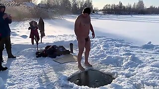 Mann springen in das Eisloch https://nakeGuyz.blogspot.com