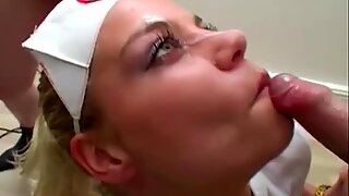 Sexet britisk blondine teenager tager sæd i sin debut bukkake