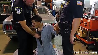 Gutt og politi homofil porno video sexy naken blir penetrert av politi