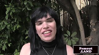 Transexuelle amateur montre son trou du cul serré