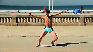 Homosexual efeminat dans in the plajă with speedo bulge / novinho dan & ccedil_ando sunga N / A praia
